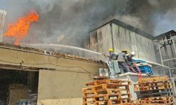 السيطرة على حريق داخل مخزن مواد غذائية في الكرادة